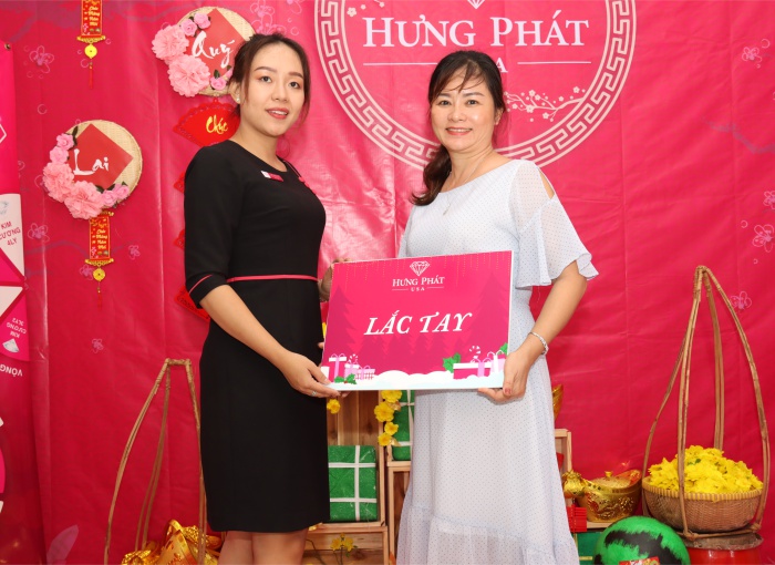 Chị Lan Oanh nhận được phần quà Lắc Tay 18K, hungphatusa